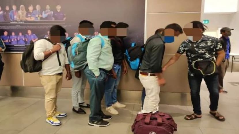 Pegawai Imigresen M'sia ditahan seludup 6 warga India Pegawai Imigresen M'sia ditahan seludup 6 warga India