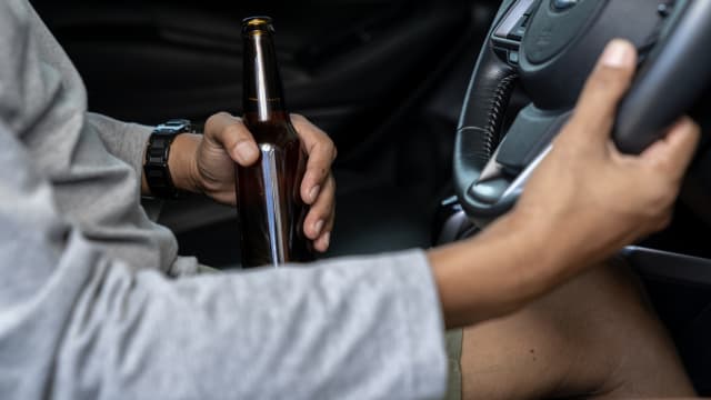 中国男子酒驾 女儿大义灭亲向交警告状
