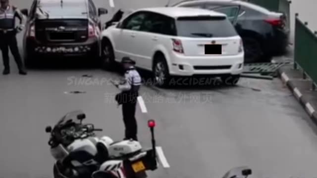 轿车疑撞破分界围栏 酿四车连环撞事故