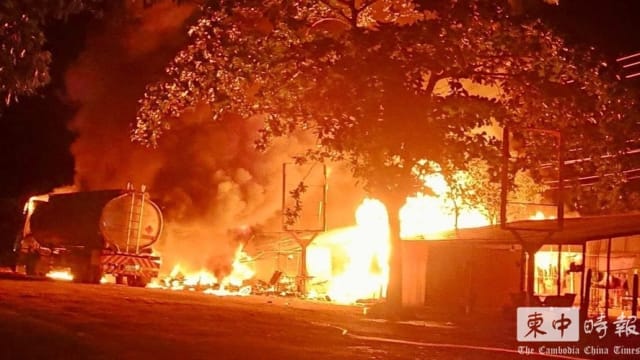 民宅前非法卖油  柬国油罐车爆炸夺三命