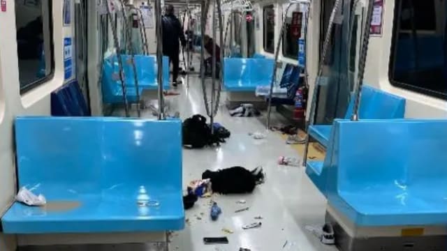 台北捷运再现惊魂 男子持伞撞窗暴走 民众慌逃