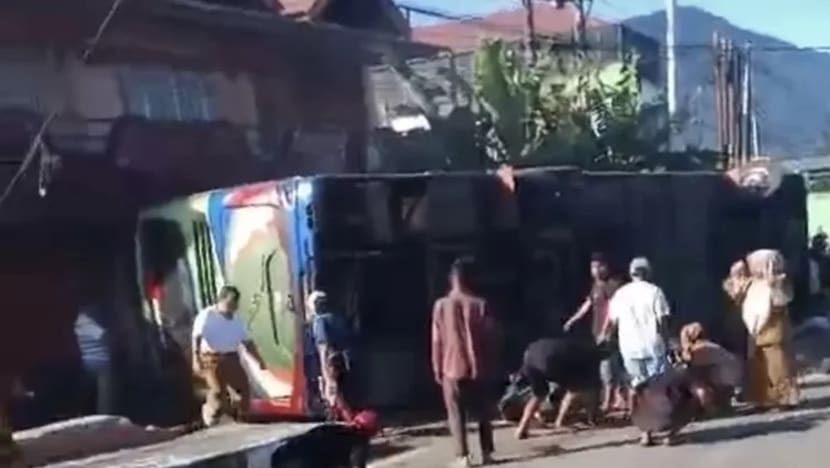 Diduga rem blong, 12 tewas dalam kecelakaan maut bus ALS di Padang Panjang Diduga rem blong, 12 tewas dalam kecelakaan maut bus ALS di Padang Panjang