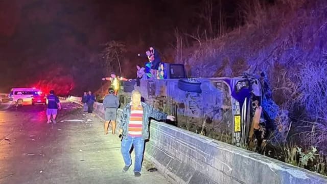 泰国发生巴士翻覆事故 导致18人丧命