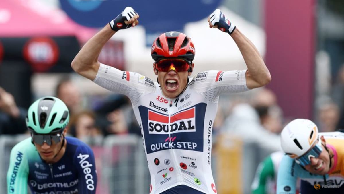 Magnier avoids crash and sprints to win Giro d'Italia opening stage