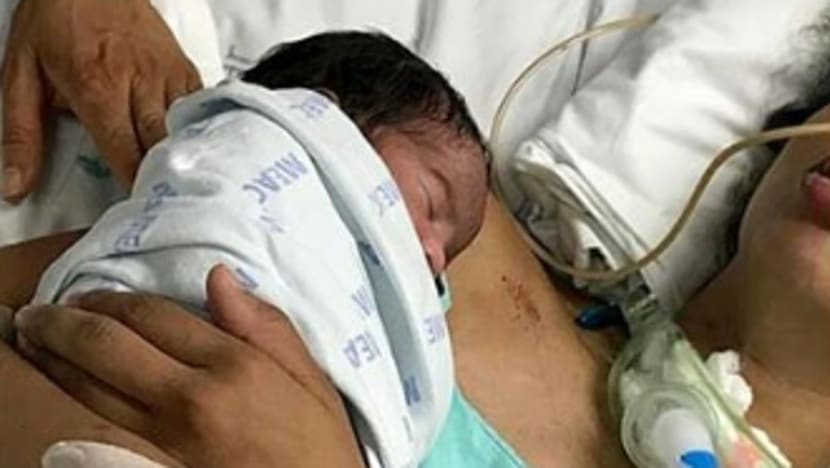 23 hari koma, ibu ini akhirnya terjaga selepas bayi diletakkan atas dadanya