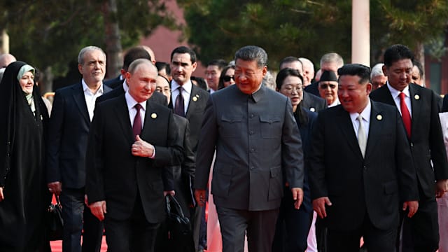 普京与习近平天安门阅兵场边谈“长生不老”