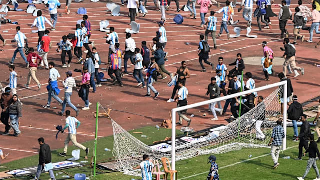 “花了一个月薪水却看不到梅西！” 印度愤怒球迷砸体育场