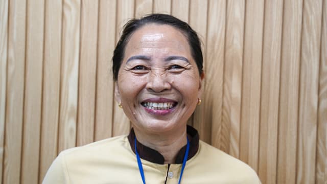 捡到装有7.3万现金皮包  越南机场女工拾金不昧归还