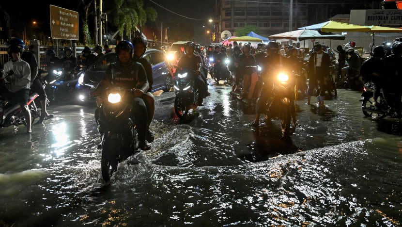 மலேசியாவில் வெள்ளம் - அமைச்சர்களின் விடுமுறை ரத்து மலேசியாவில் வெள்ளம் - அமைச்சர்களின் விடுமுறை ரத்து