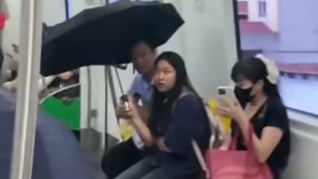 越南地铁列车漏水 乘客车厢内撑伞视频疯传