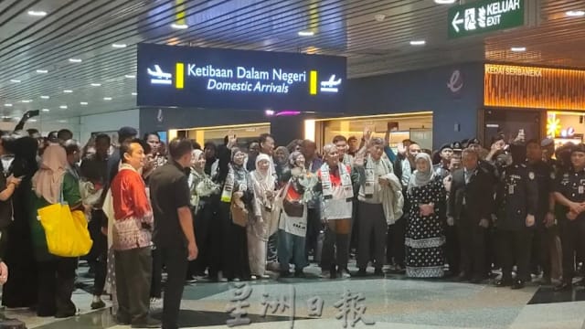 九名马国志工从以色列平安回国 获旺阿兹莎亲迎还获赠新手机