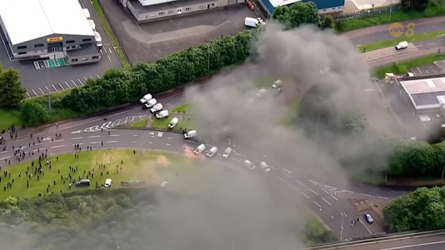 北爱尔兰持刀袭击案引发示威 当局警告社媒须遏制煽动性言论