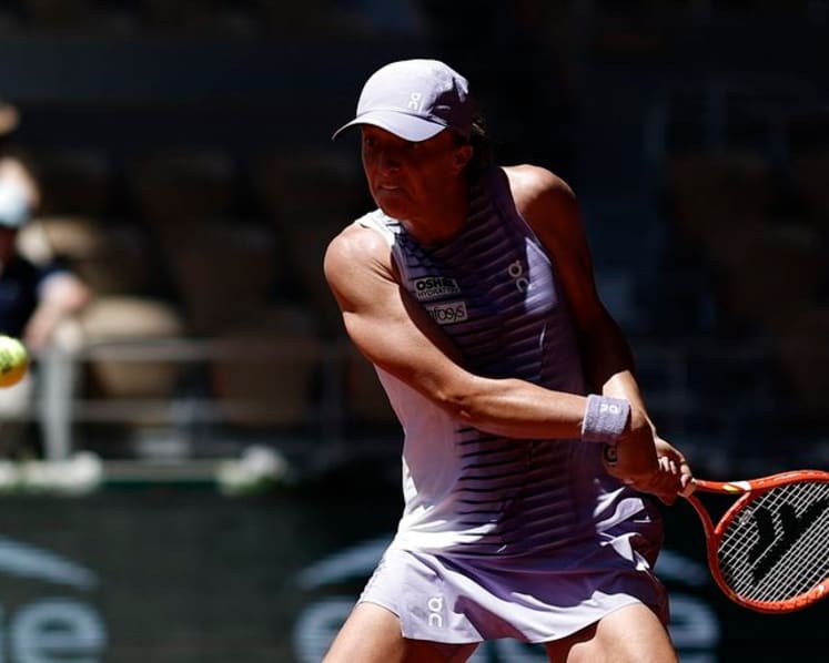 Erratic Swiatek reaches French Open round three