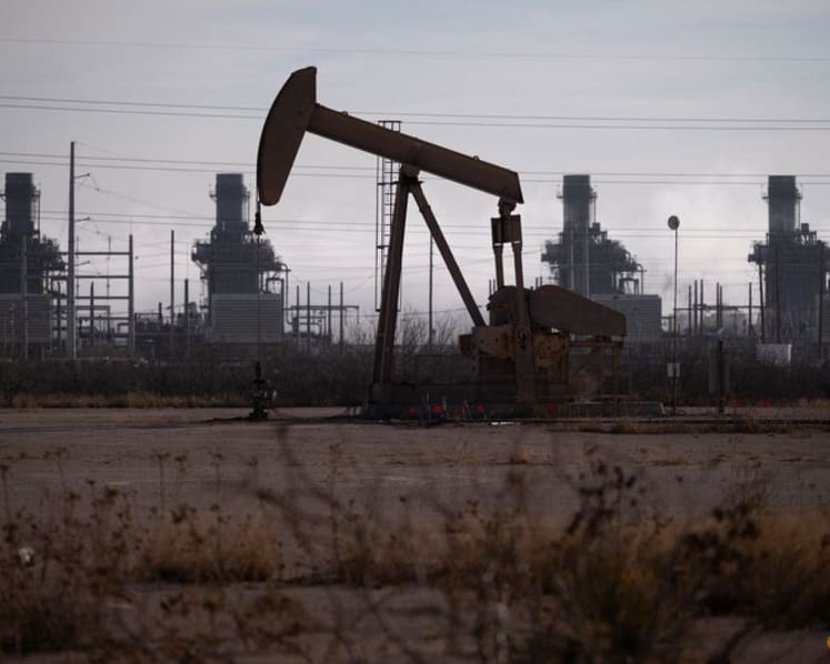 Oil rises 1% on stalled Russia-Ukraine peace talks, strong US demand