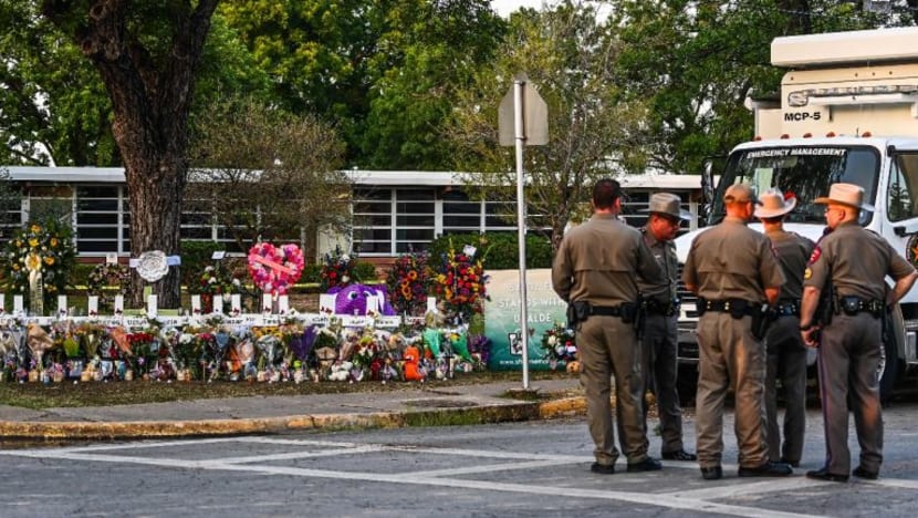 Polis Texas akui kesilapan; terima 8 panggilan bantuan semasa serangan Sekolah Rendah Robb Polis Texas akui kesilapan; terima 8 panggilan bantuan semasa serangan Sekolah Rendah Robb