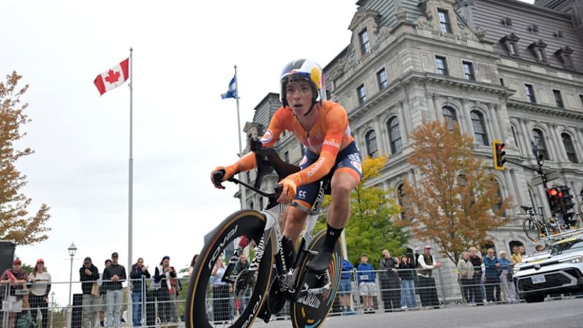 Vollering edges rival Niewiadoma-Phinney for road race world title