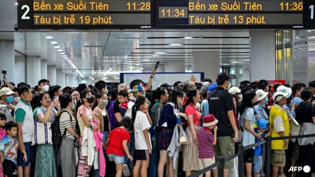 胡志明市首迎地铁服务 数千民众大排长龙来体验
