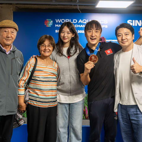 方力申首晒全家福！太太叶萱挺孕肚见证丈夫夺泳赛三金