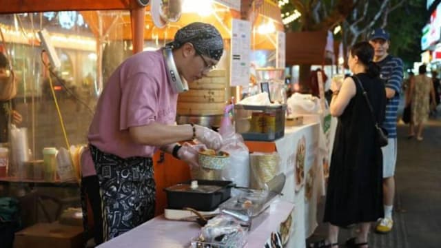 中国西湖大学准新生勤工俭学 夜市摆摊卖卤肉饭