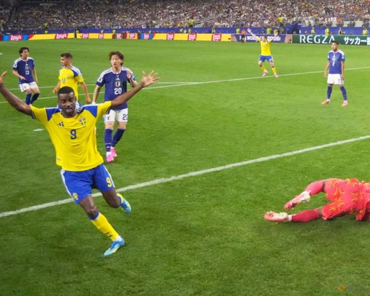 Isak scolds Elanga for confusion over Sweden's second round qualification