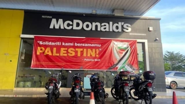 麦当劳外挂布条挺巴 马国民众不买账续抵制