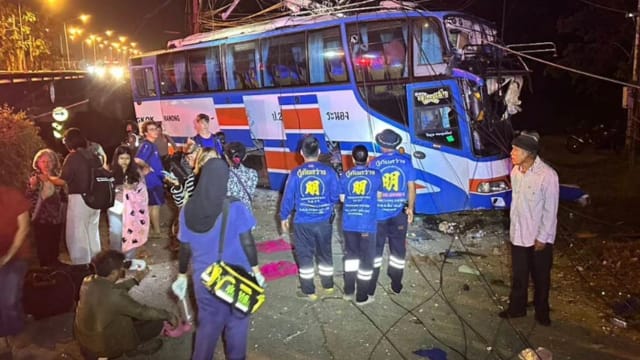 泰国长途巴士发生严重车祸 包括外国游客在内36人受伤