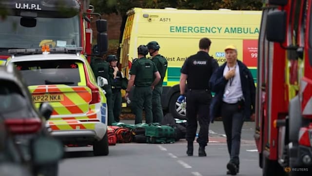 英国发生汽车撞人和持刀伤人案 导致二死三伤