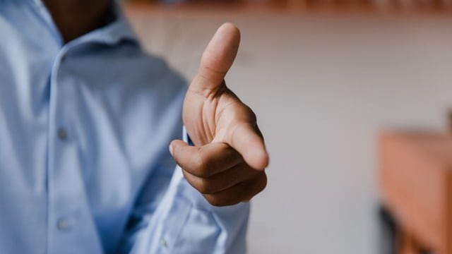 有些人自己状况百出，却最爱对别人指指点点
