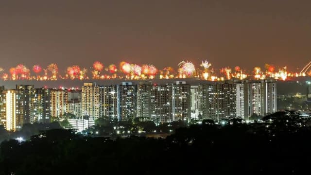 隔岸观赏新山烟花听炮竹声  本地民众称彼岸新年气氛浓厚