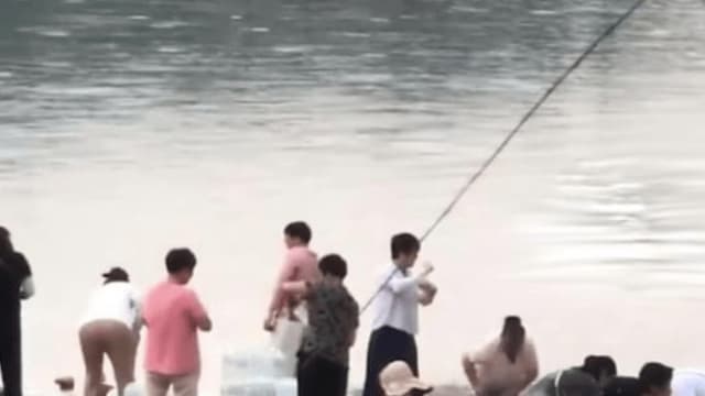 中国大爷大妈“放生”矿泉水 网民直呼：愚昧！