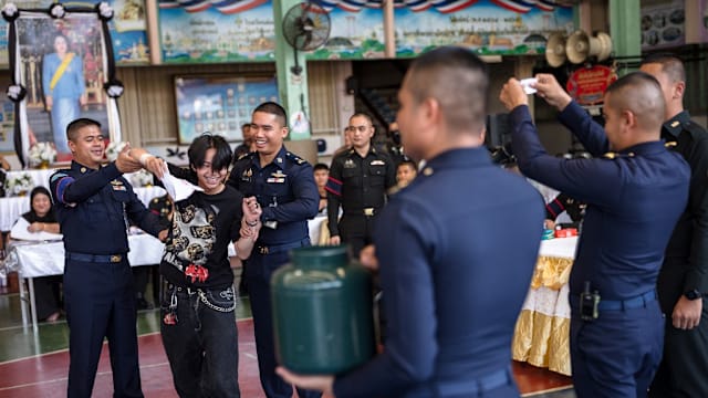 一抽定命运！泰国征兵现场有人欢呼有人崩溃