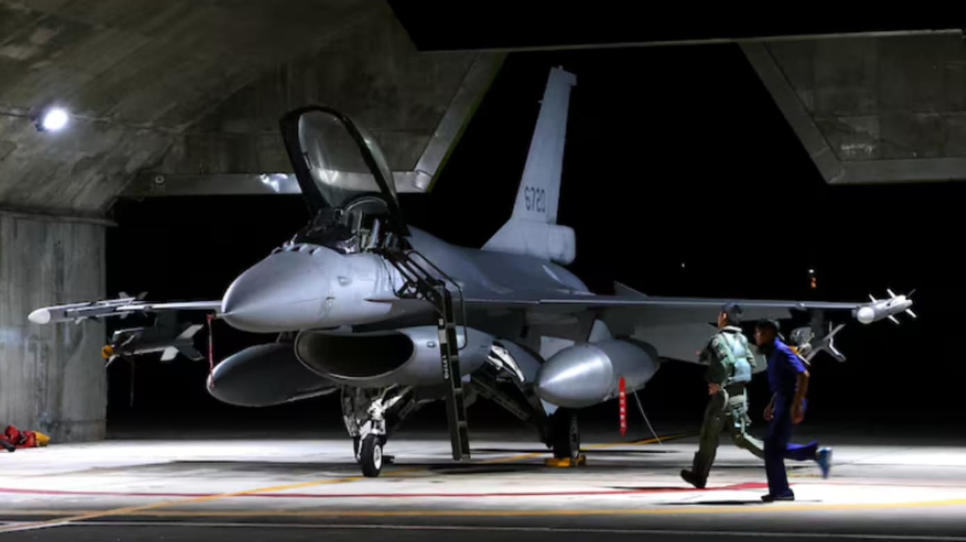 台湾向美国订购F-16V型战机 首两架战机运抵台东