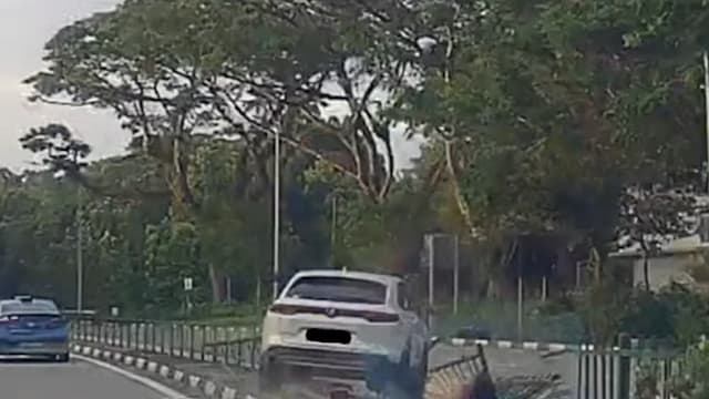 汽车疑打滑撞栏后逆向行驶 35岁男子助查