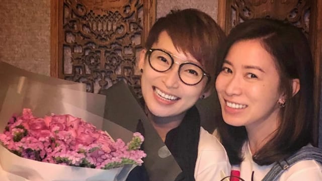 26年姐妹情！周家怡46岁生日，佘诗曼忙拍《新闻女王2》抽空送花庆生