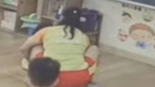 打头重摔背对镜头掌掴  台幼儿园两教师涉集体虐童