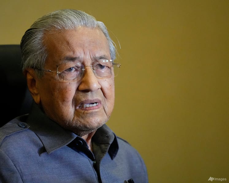 Former Malaysian PM Mahathir Mohamad says he has lost control of his leg after a fall