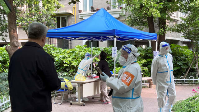 报道：新一轮全员检测 再次引发上海市民抢购潮