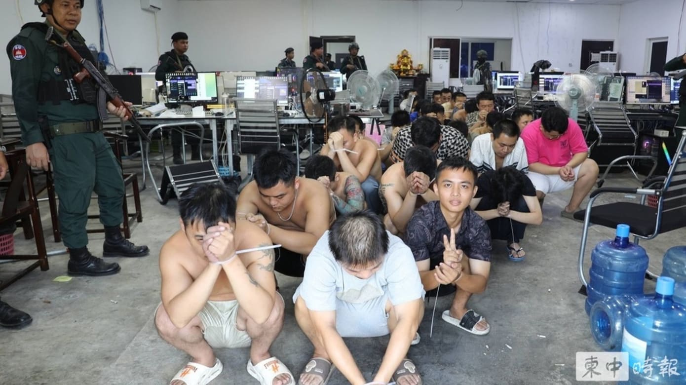 柬埔寨执法部门在边境城市波比（Poipet）一处电信诈骗园区展开大规模的执法行动，逮捕上千名外籍人士，其中绝大多数为中国籍。行动一度出现混乱，军方随后介入支援。 （图：《柬中时报》）