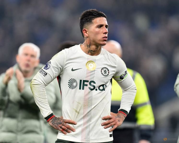 Soccer‑Chelsea's Fernandez available for Man United clash, says coach