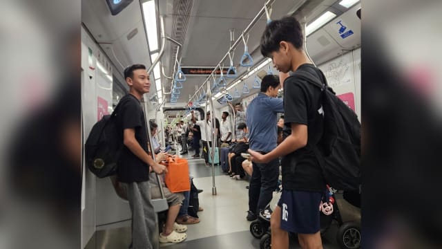 冲出地铁列车把笔记本物归原主 两青少年获赞