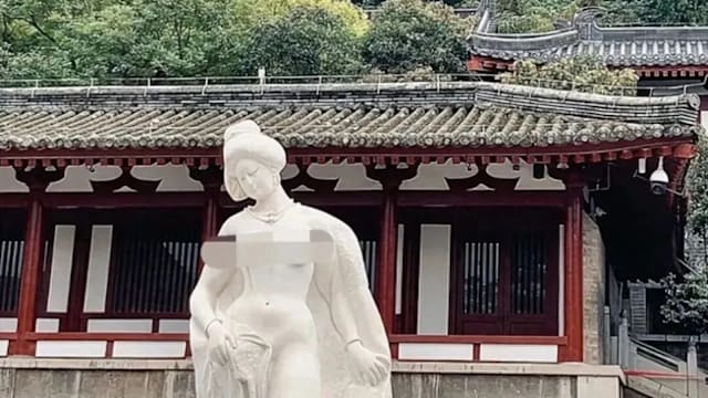 “贵妃出浴”雕像袒胸惹争议 中国景区：艺术非不雅