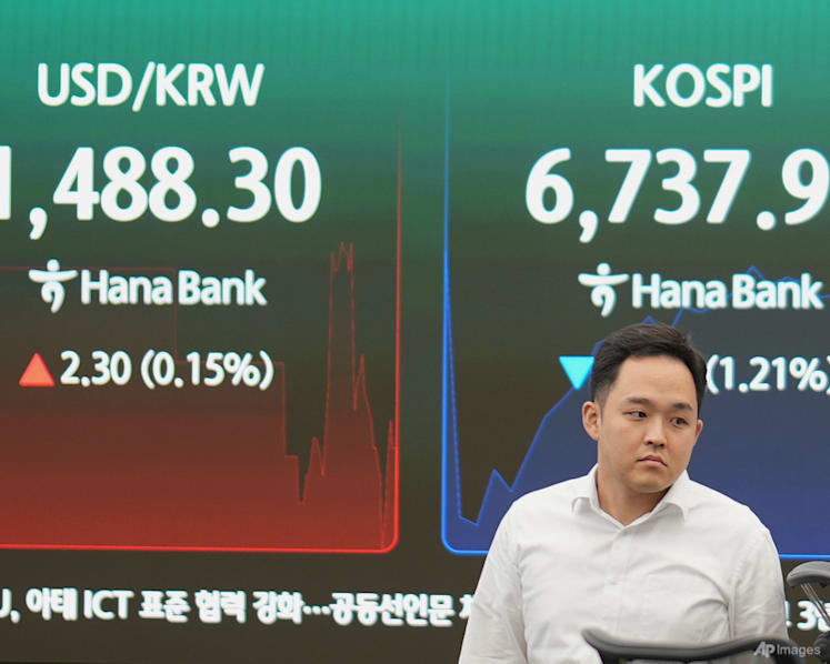 Asia stocks up as chip stocks recover, oil eases