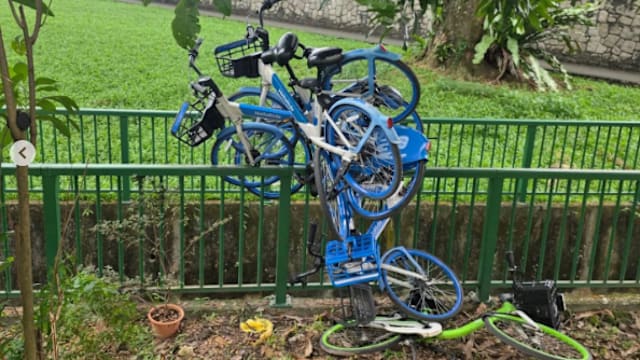 共享脚踏车遭叠罗汉式堆弃 网民发文抨击