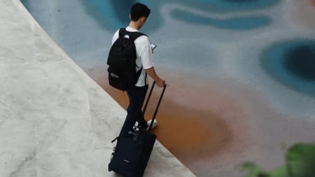 狮城赚钱 邻国生活 更多国人愿当“空中飞人”