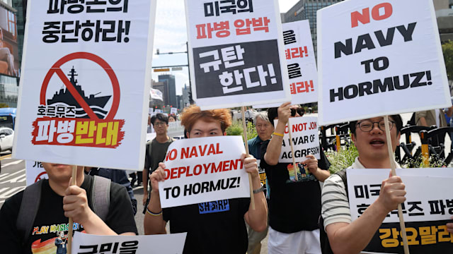 韩国百名示威者上街呼吁政府不参与霍尔木兹海峡军事冲突