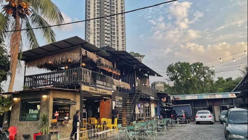 Kopi dan kerusi perkhemahan: Fenomena kafe tepi jalan yang semakin popular di JB