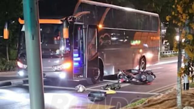 巴士汽车摩托车连环撞  摩托车骑士受伤送院