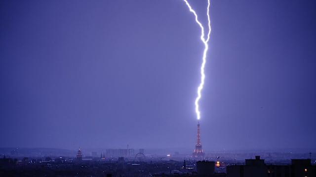 巴黎受酷热雷暴天气夹击 闪电击中埃菲尔铁塔