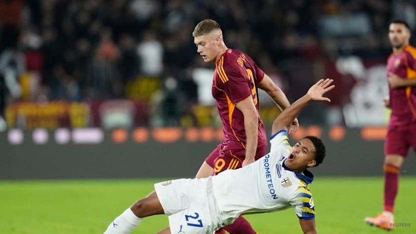 Roma beat Parma 2-1 to keep pace with leaders Napoli