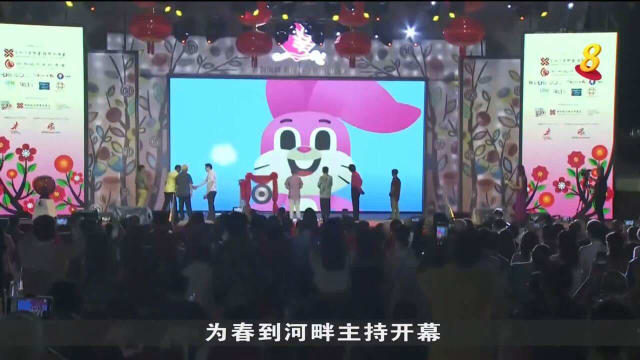 春到河畔访客上传与财神爷自拍 储蓄银行捐款行善